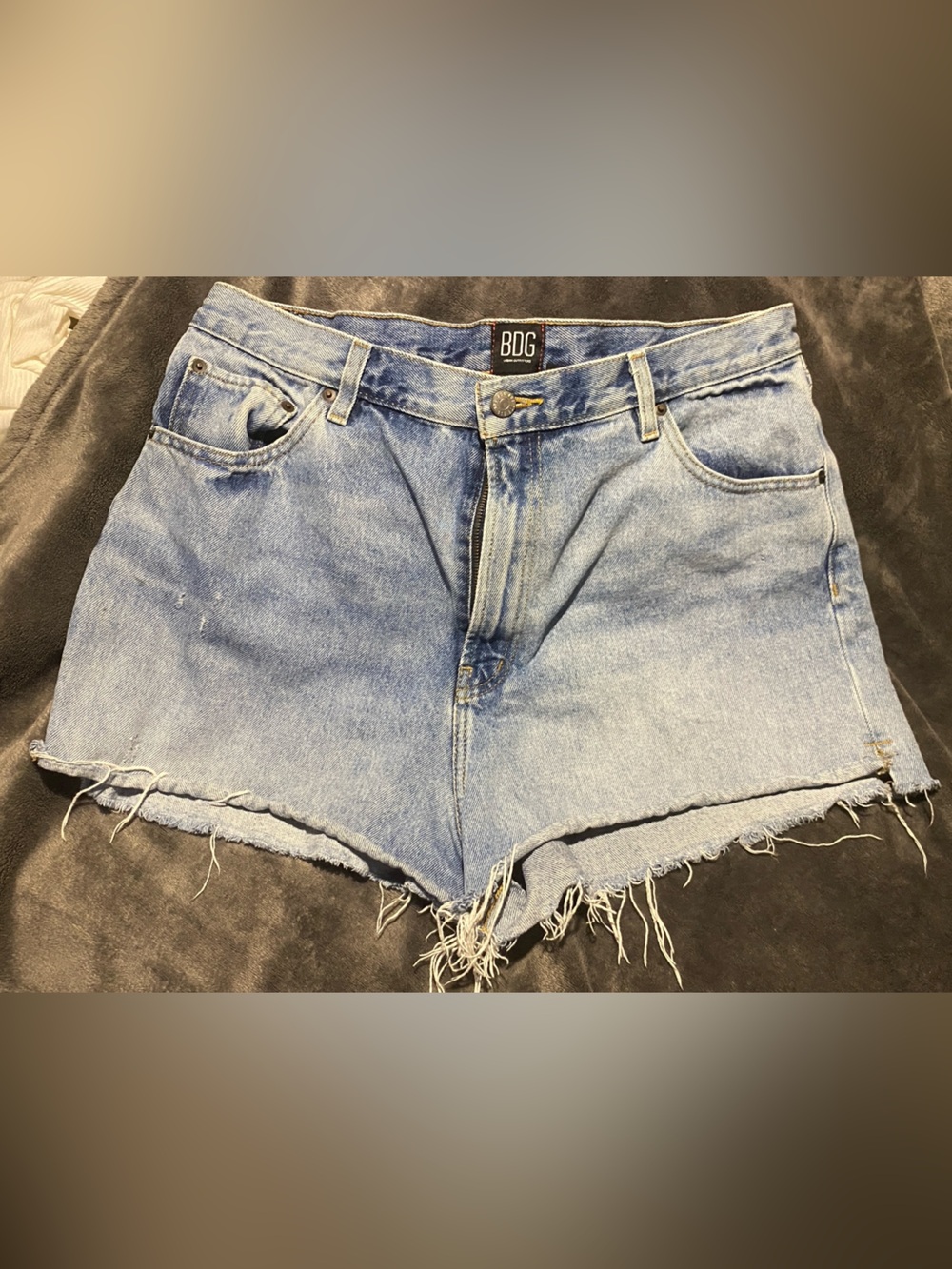 BDG girlfriend high-rise Light Wash Frayed Denim Shorts 33 urban outfitters